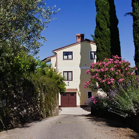 Olive Garden & Sea Apartment